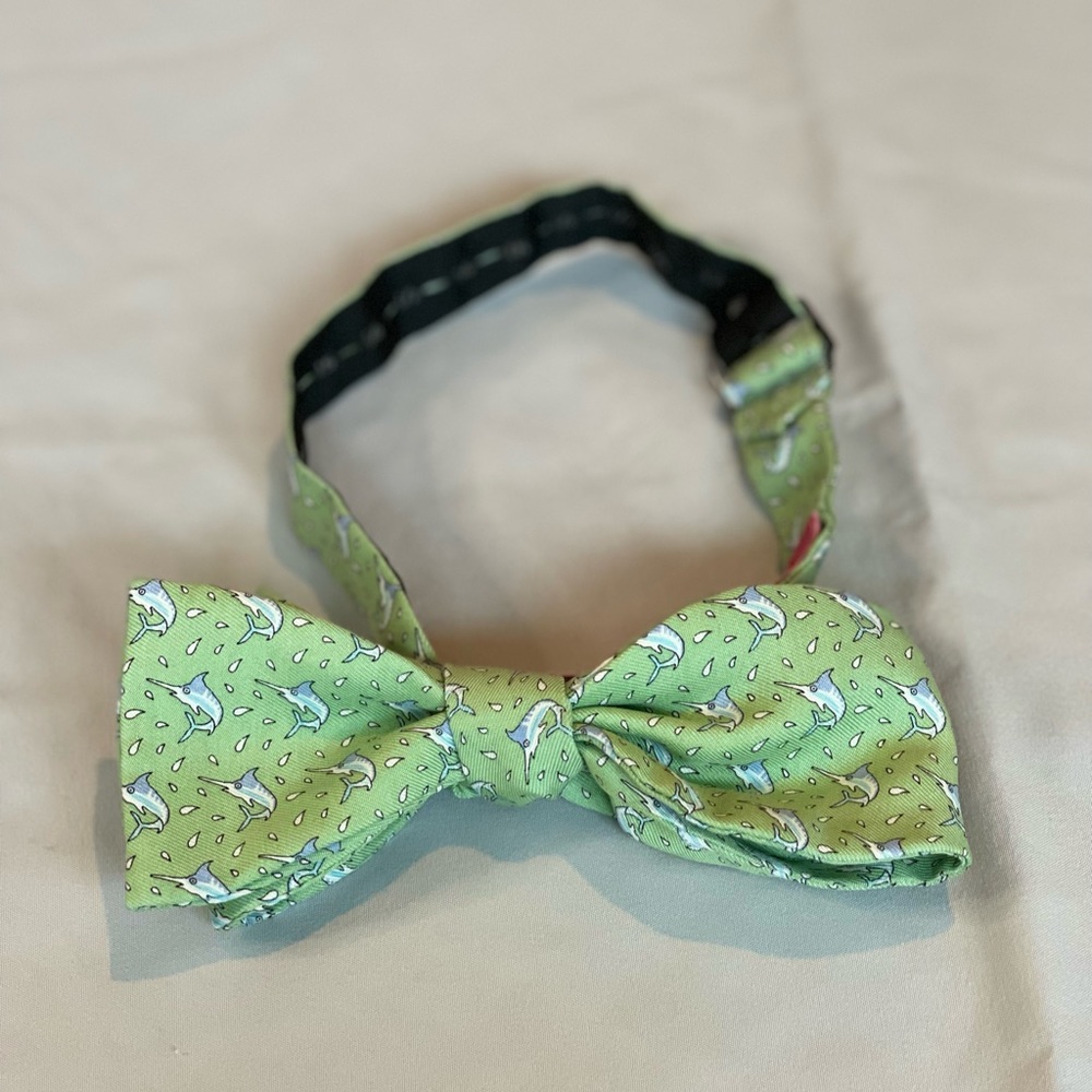 Vineyard Vines Sailfish Bow Tie